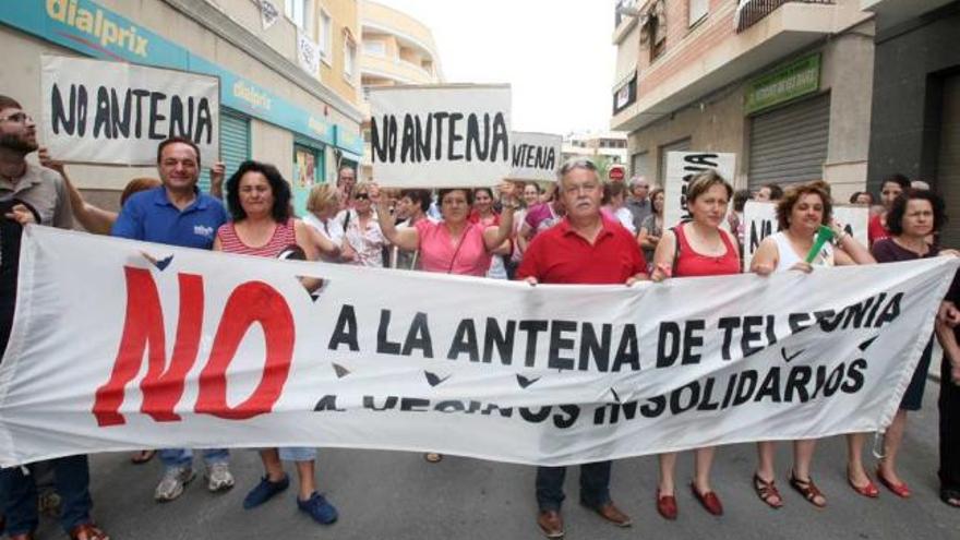 Más de un centenar de vecinos de Las Bayas se manifestaron ayer contra una antena.