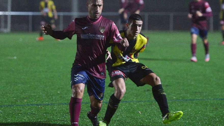 Mouriño en un lance del partido de ayer ante el Rápido de Bouzas. // Gustavo Santos