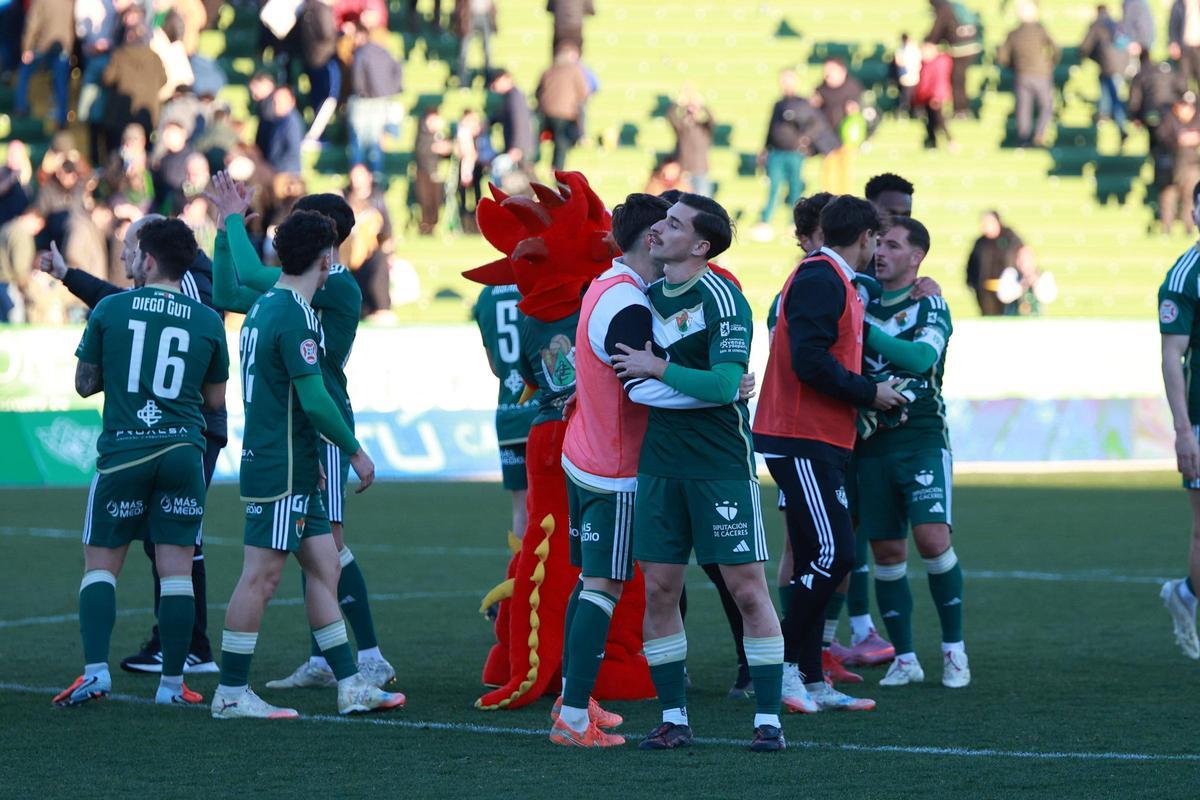 Los jugadores celebran el triunfo al final.