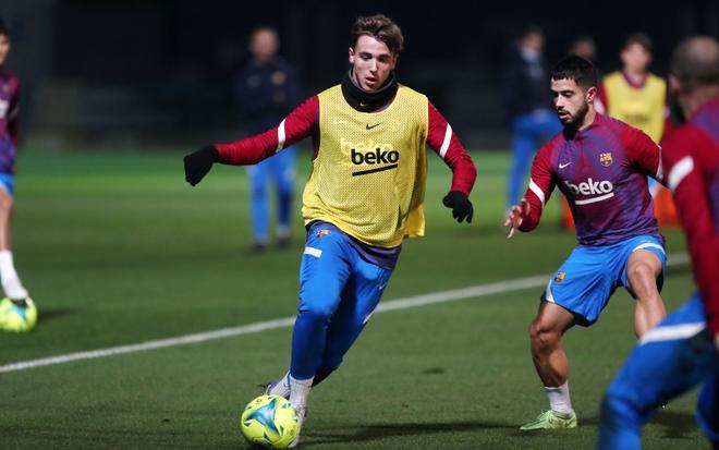 ¡Alegría y buen rollo en el primer entrenamiento al completo con Xavi!