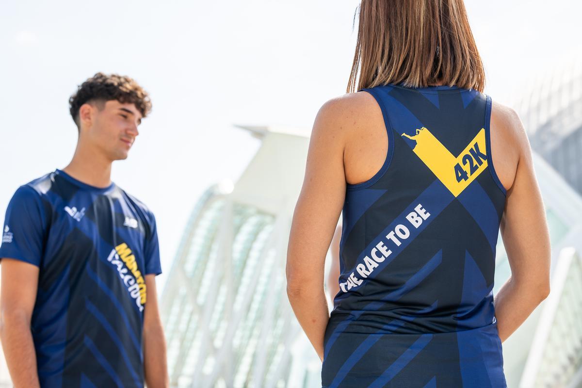 En la parte trasera se destaca también en amarillo la representativa uve del logo de la carrera, junto al 42K y la leyenda 'The Race to be' (la carrera donde estar).
