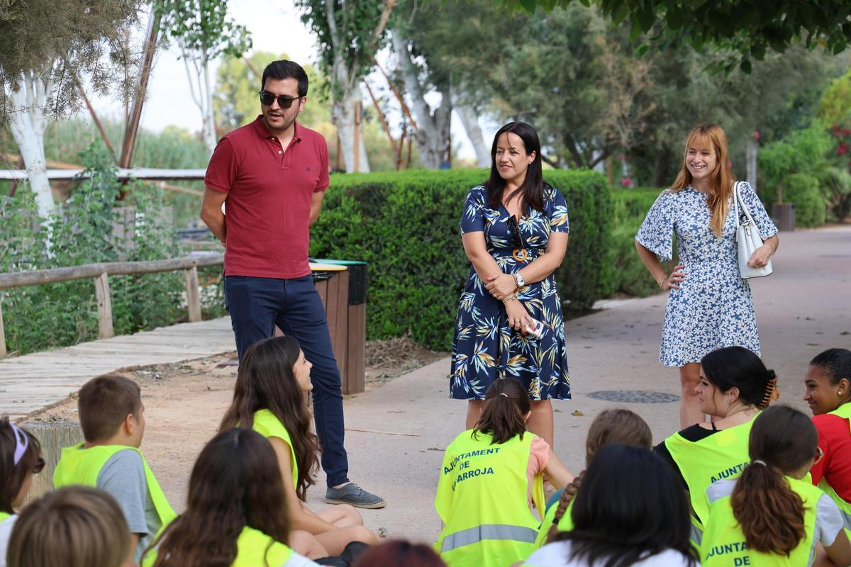 La alcaldesa, Lorena Silvent, junto a Miquel Verdeguer, concejal de Juventud de Catarroja, durante la clausura