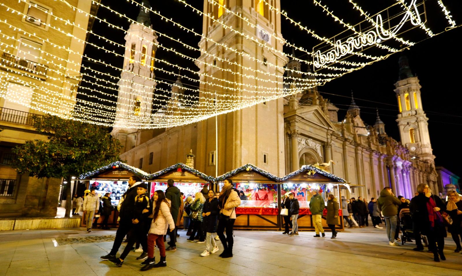 Ni el frío ni el puente pueden con el mercadillo navideño de la plaza del Pilar