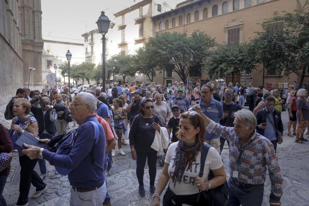 Die über 20.000 Passagiere wurden von einem Regenschauer begrüßt und drängelten sich anschließend durch Palmas Innenstadt.