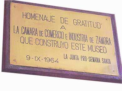 Placa con el hito del museo: su construcción.