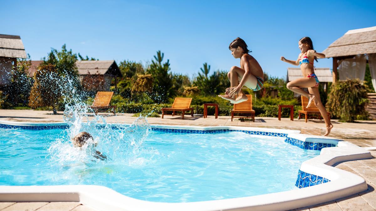 Las piscinas y la playa incrementan el riesgo de sufrir otitis durante el verano