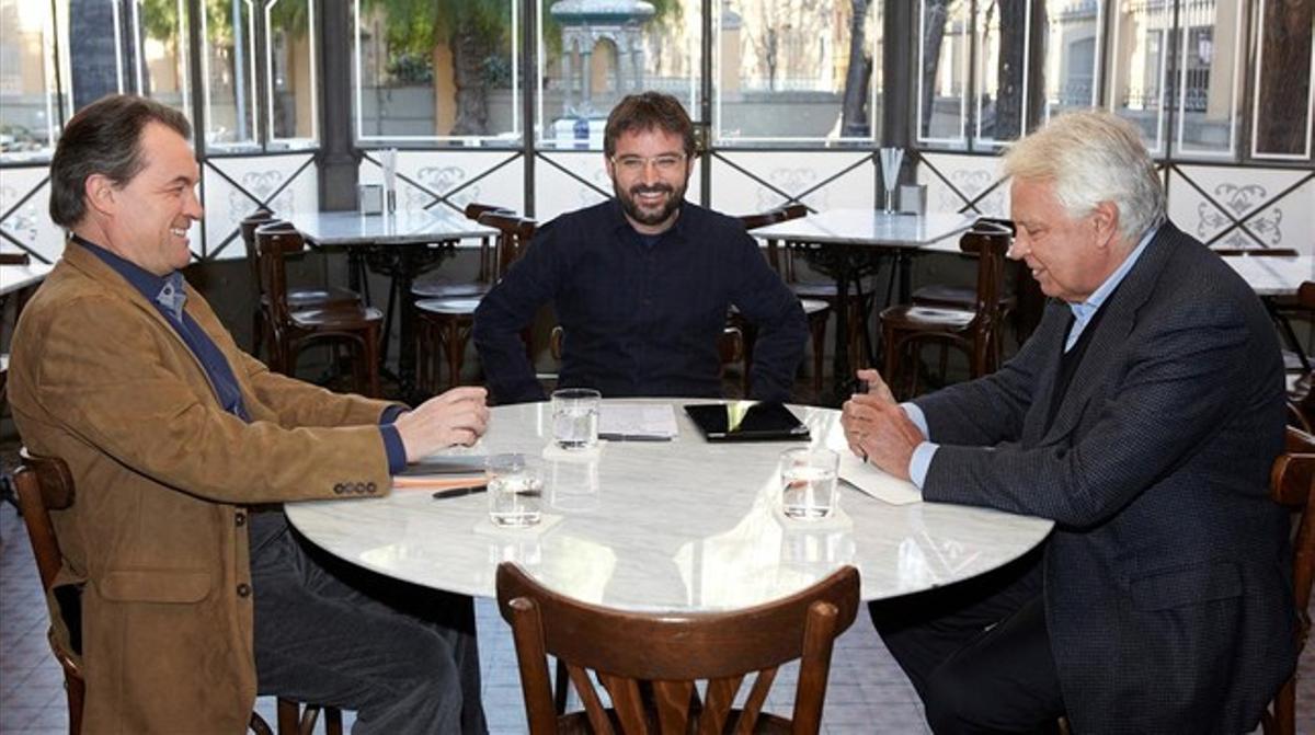 Jordi Évole, a ’Salvados’, entre Mas i González.