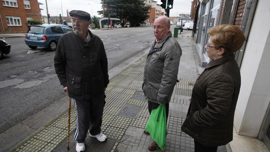 Varios peatones en la intersección de la calle Santa Apolonia objeto de una próxima reforma.