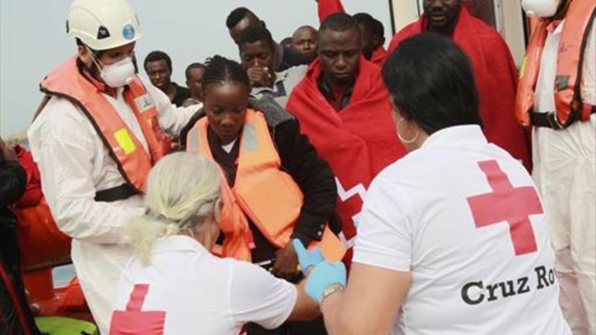 La Cruz Roja ayuda a desembarcar en el puerto de Tarifa (Cádiz) a inmigrantes de origen subsahariano, ayer.