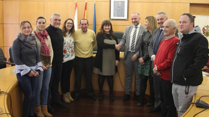 Amelia Fernández y Miguel Diéguez, de la SGAE, se dan la mano ante la presencia de vecinos del concejo.