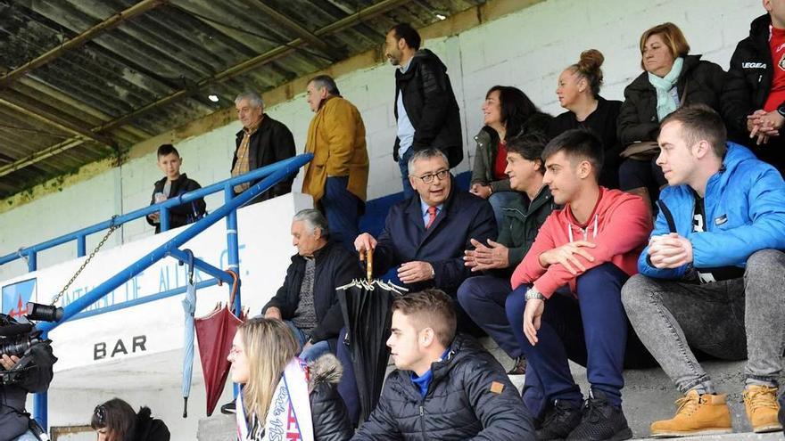 Robinson y Raúl Ruiz, en la grada, comentando el partido con los aficionados.