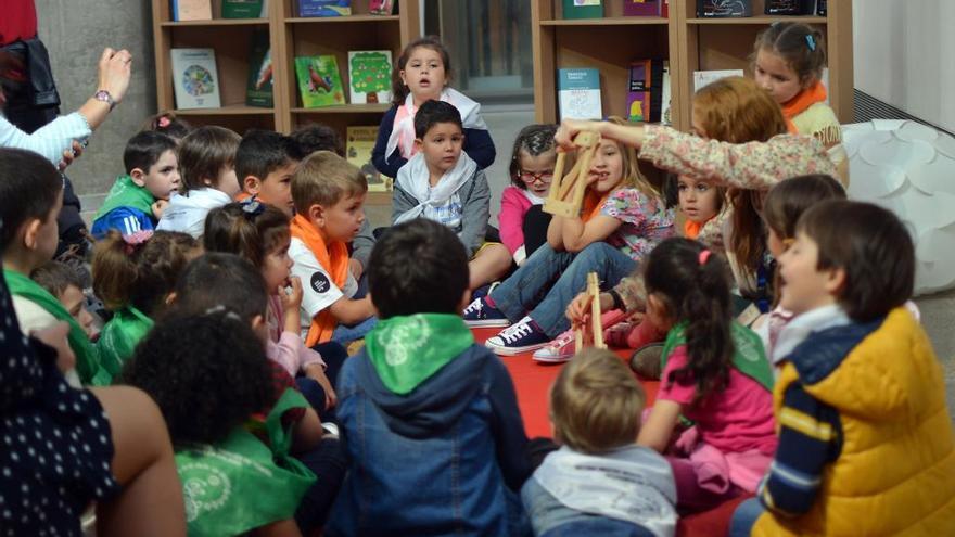 Niños en la exposición &quot;50 años con Frato&quot; sobre Tonucci.