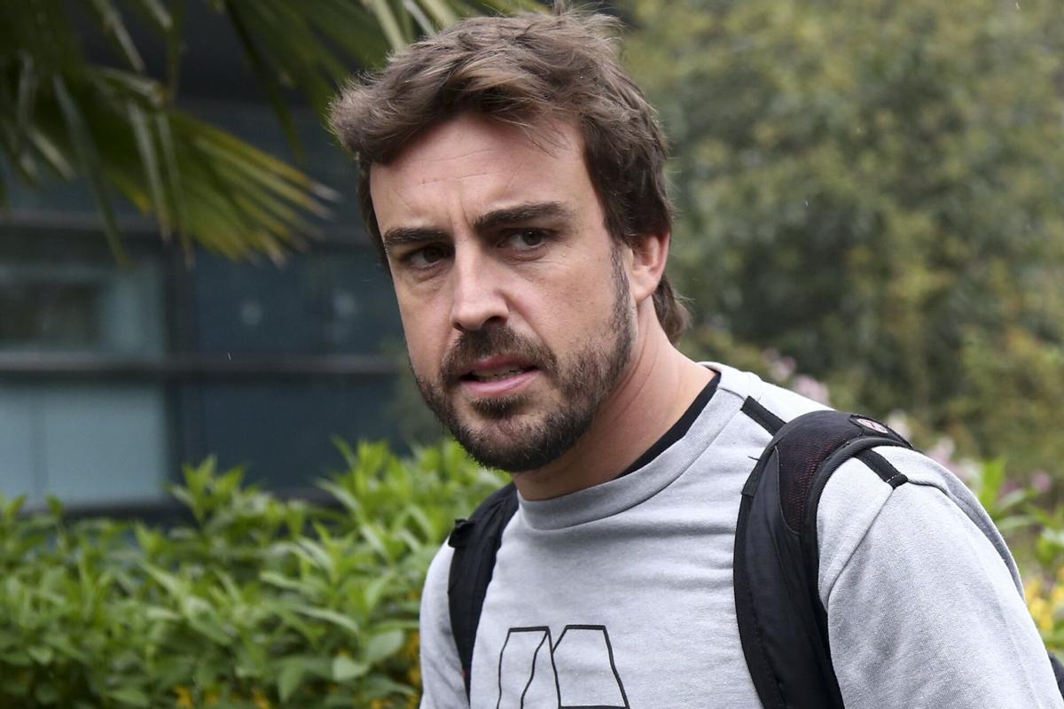 LBB040 SHANGHÁI (CHINA) 06/04/2017.- El piloto español de Fórmula Uno Fernando Alonso, de la escudería McLaren-Honda, a su llegada al circuito de Shanghái (China) hoy, 6 de abril de 2017. El Gran Premio de China se celebra el próximo 9 de abril. EFE/Diego Azubel