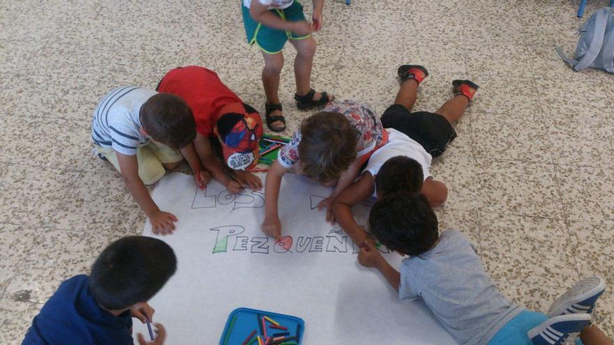 Varios niños participan en una de las actividades de los campamentos.