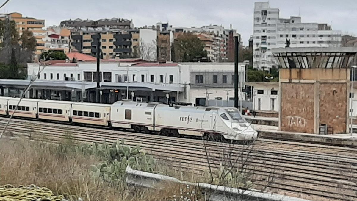 Pruebas del tren de alta velocidad en la estación de Cáceres.