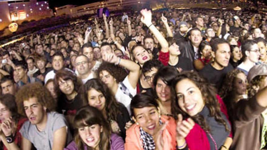 Vista panorámica del público que abarrotó el recinto de aparcamientos junto al Estadio de Gran Canaria, el viernes durante el concierto de Fito y Fitipaldis y La Cabra Mecánica.