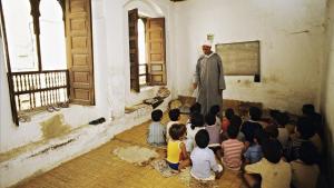 Niños en una clase de una escuela islámica en Fez. 