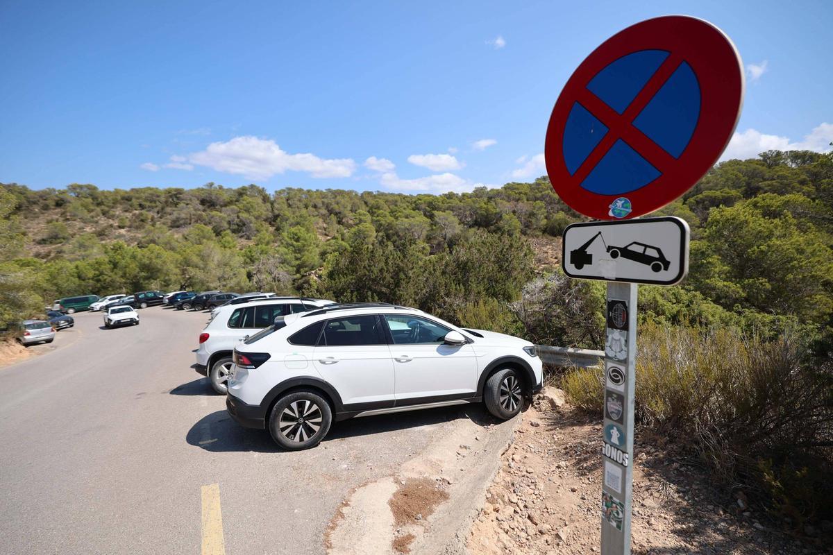 Descubre aquí todas las imágenes de la masificación en el aparcamiento de Cala d'Hort