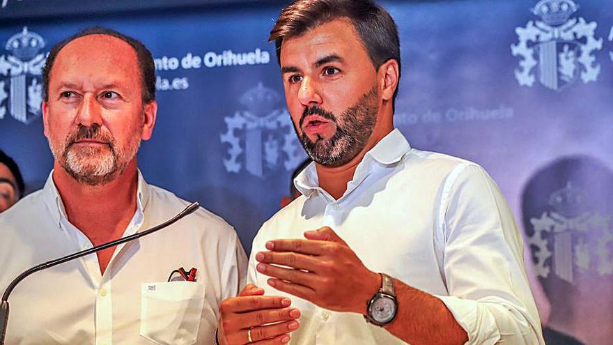 El alcalde oriolano, Emilio Bascuñana, junto a José Aix de Cs. | TONY SEVILLA