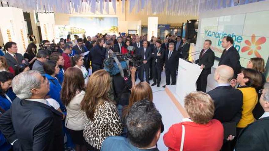 Paulino Rivero (izq. en el atril) y Ricardo Fernández de la Puente en la inauguración de la reciente feria de Berlin. | lp / dlp