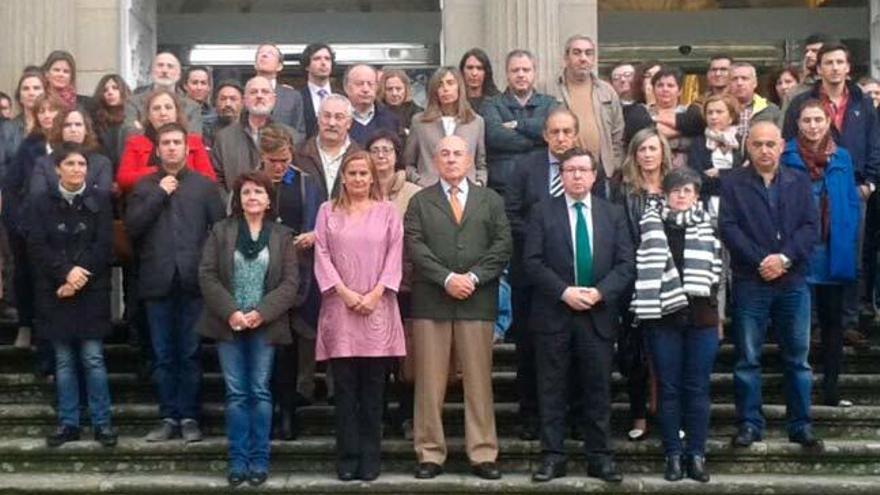 Miembros de la Diputación de Pontevedra, durante el minuto de silencio. // N. D.