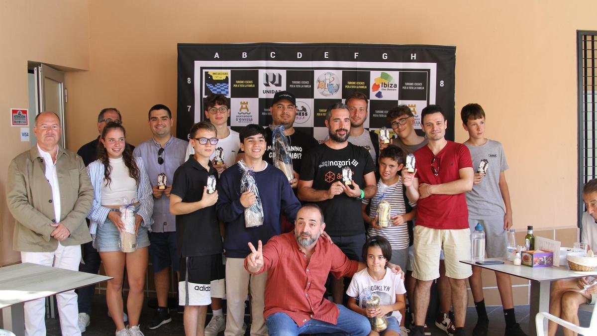 Imagen de grupo al terminar la XVI edición del Internacional Ciudad de Eivissa.
