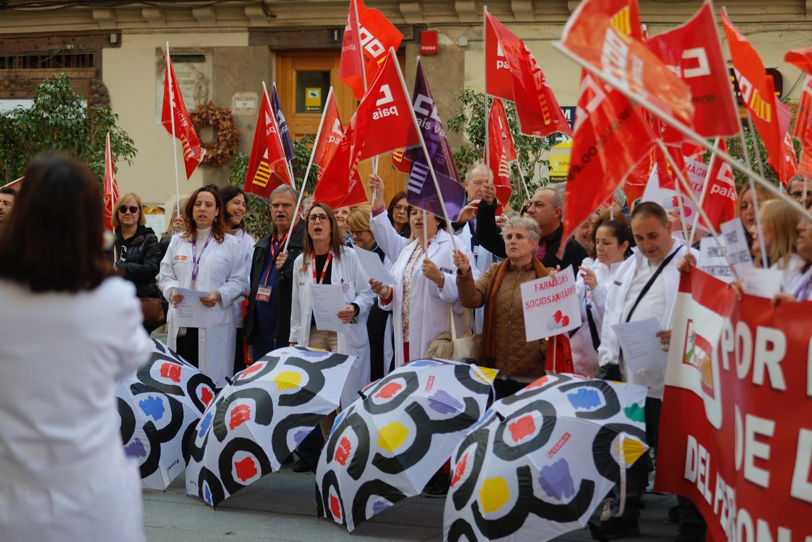 UGT y CCOO se manifiesta por el personal laboral a extinguir de Sanidad