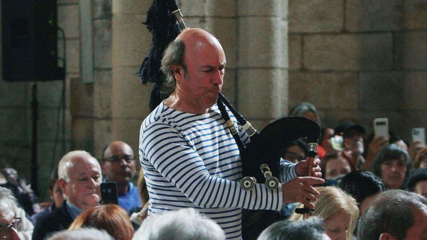 O gaiteiro tocou entre os asistentes ó concerto.