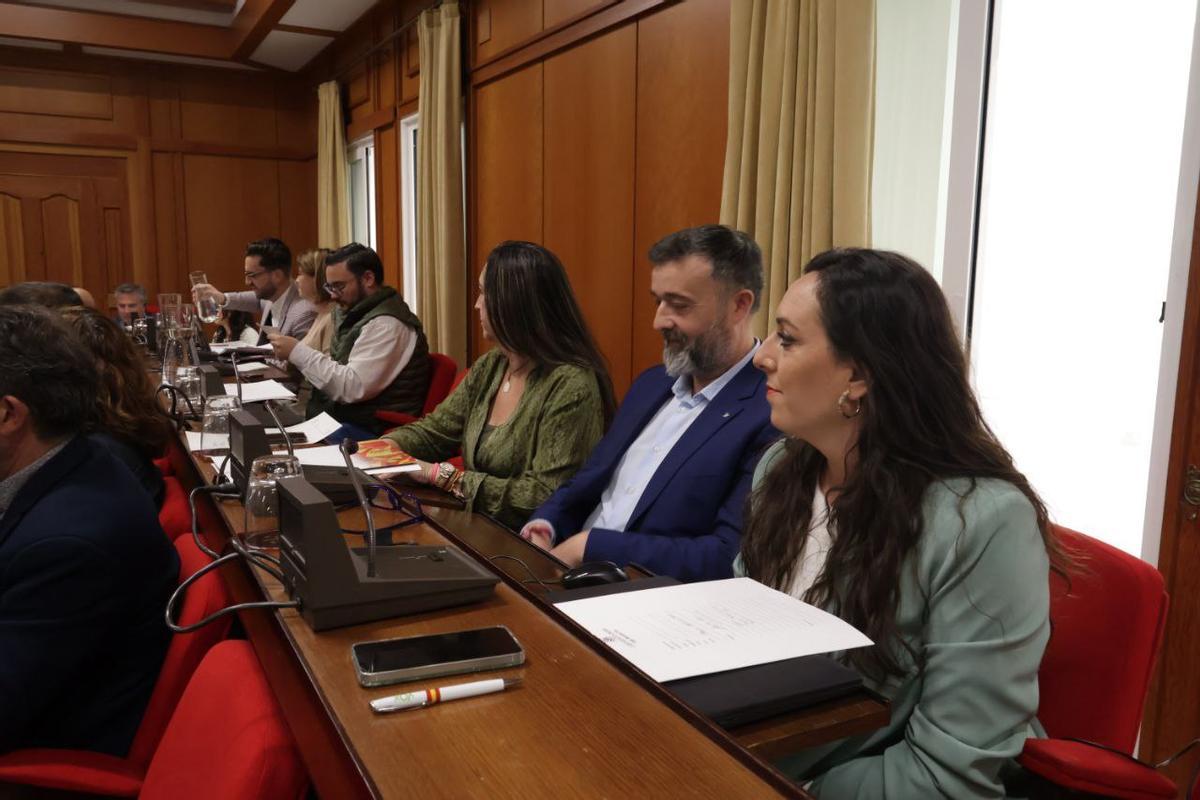 Bancada de la oposición en el saló de plenos de Córdoba.