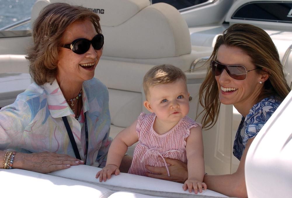 Las primeras vacaciones de la Princesa de Asturias en Mallorca a bordo de una lancha en compañía de su abuela, la Reina Sofía, y su madre, la Reina Letizia. EFE