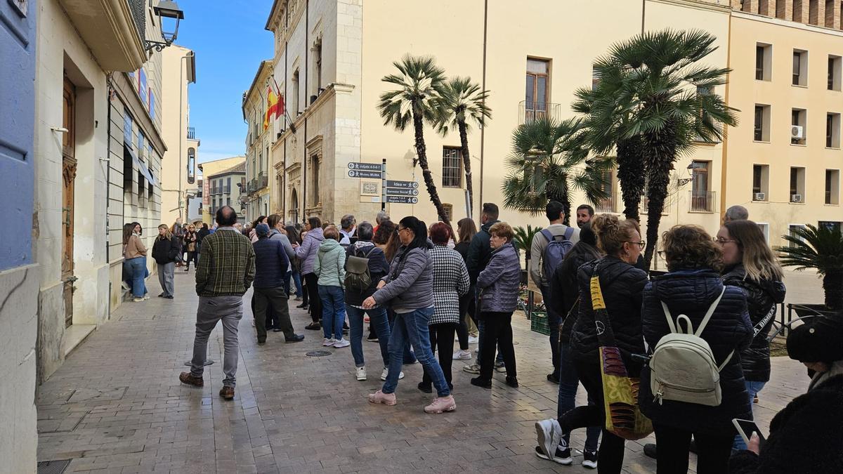 Decenas de personas esperan ante el consistorio para conseguir una silla.