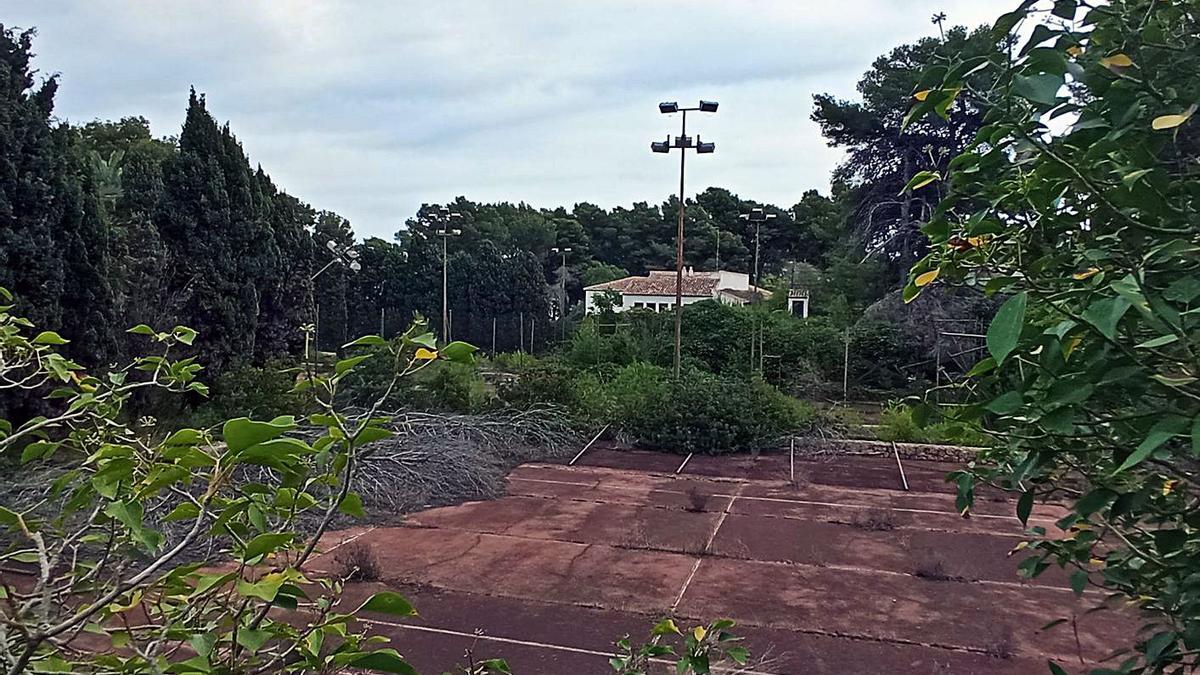 Tres de las cuatro pistas de tenis del club de campo Tosalet de Xàbia | CARLOS LÓPEZ