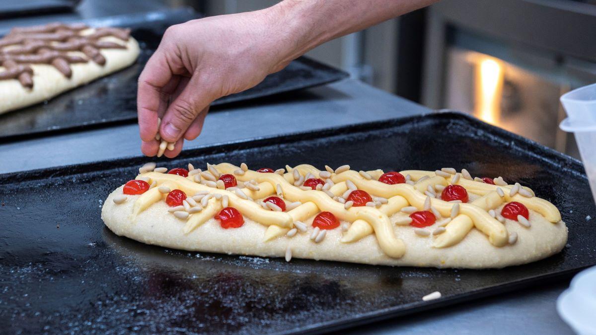 Elaboració d'una coca de Sant Joan.