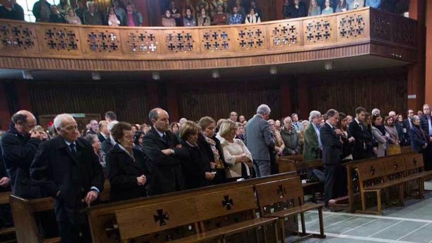 La familia de la difunta, en primer término, durante el funeral.