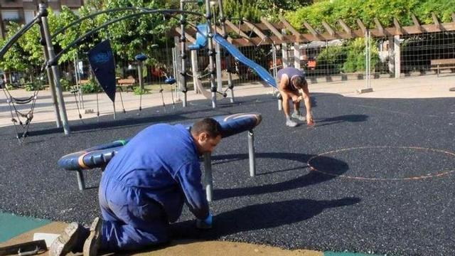 El Ayuntamiento de Mieres mejora el área infantil del parque Jovellanos.