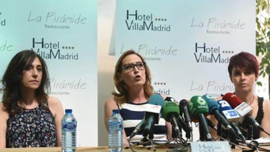 La letrada de SOS Desaparecidos (centro), con la madre y la prima de Patricia.