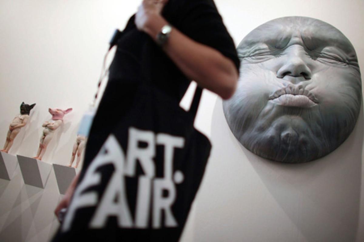 Una dona visita l’obra ’Cold wind fountain’, de l’artista espanyol Samuel Salcedo durant la fira d’art Artfair a Colònia, Alemanya.