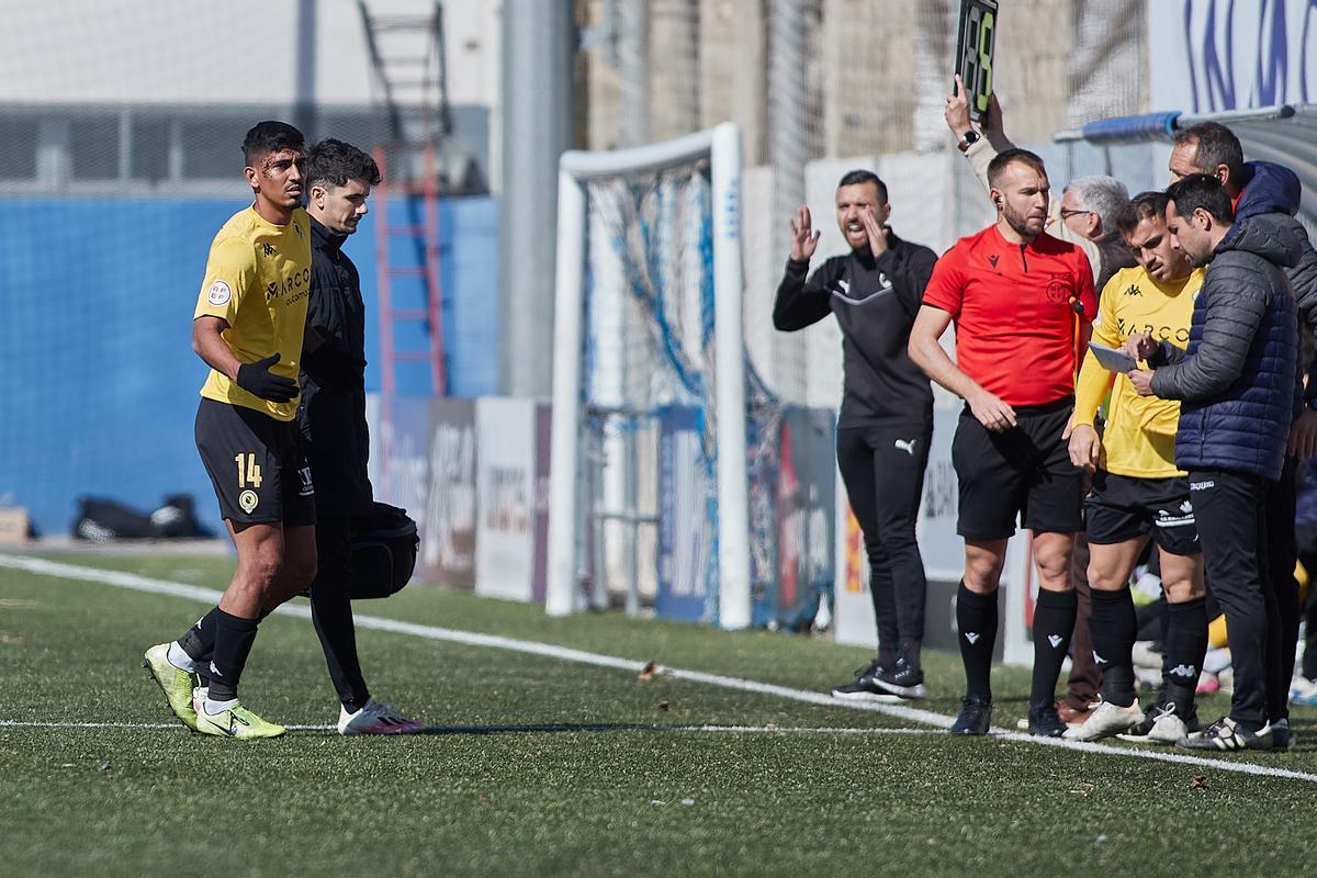 César Moreno abandona lesionado el campo del Ebro el pasado febrero.