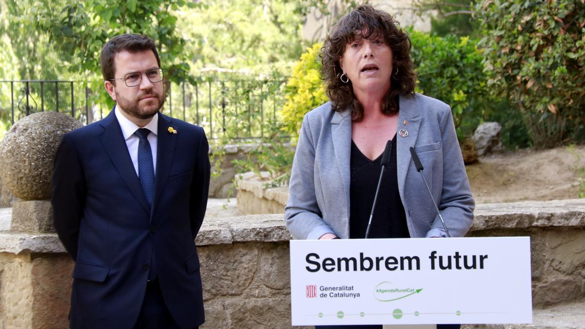 La consellera d&#039;Acció Climàtica, Alimentació i Agenda Rural, Teresa Jordà, i el president de la Generalitat, Pere Aragonès, a la presentació de l&#039;Agenda Rural a Torà