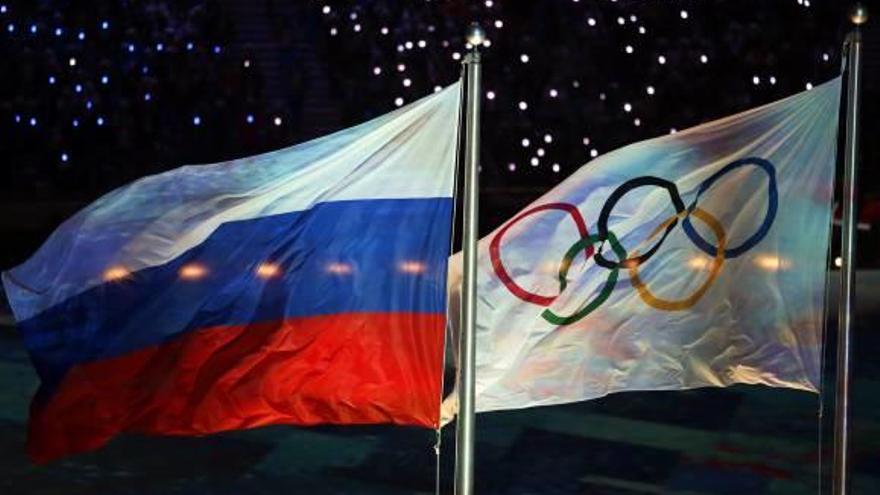 La bandera rusa y olímpica durante la clausura de los Juegos de Socchi en 2014.