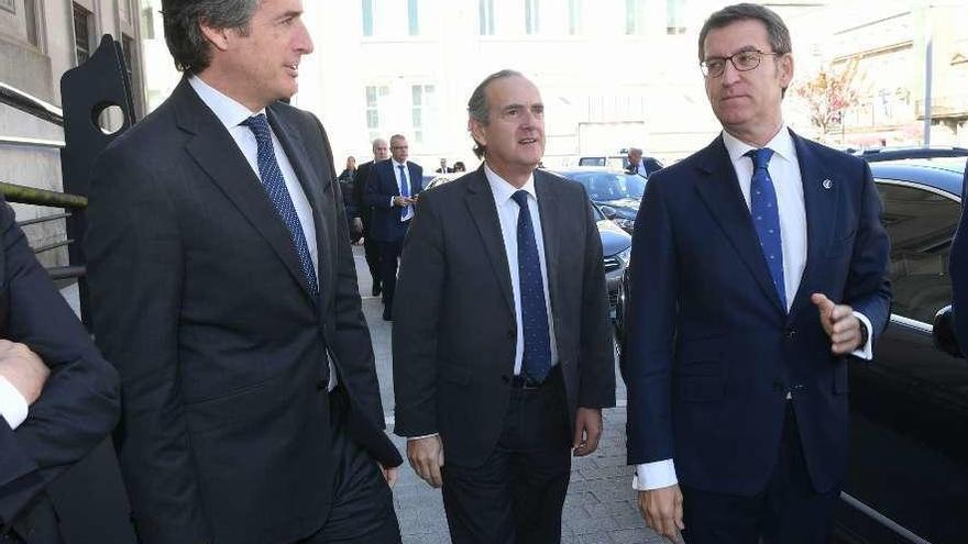 El Ministro de Fomento, a la izquierda, y el presidente de la Xunta, a la derecha, ante la sede portuaria en abril.