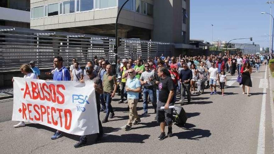 Los manifestantes, ayer, en la planta de PSA en Vigo. // Alba Villar