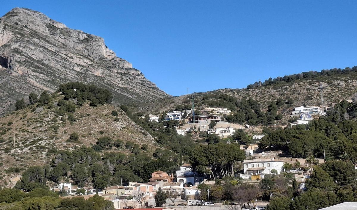 El Montgó, Santa Llúcia y la ladera en la que ahora ha sucumbido al furor de los chalés de lujo