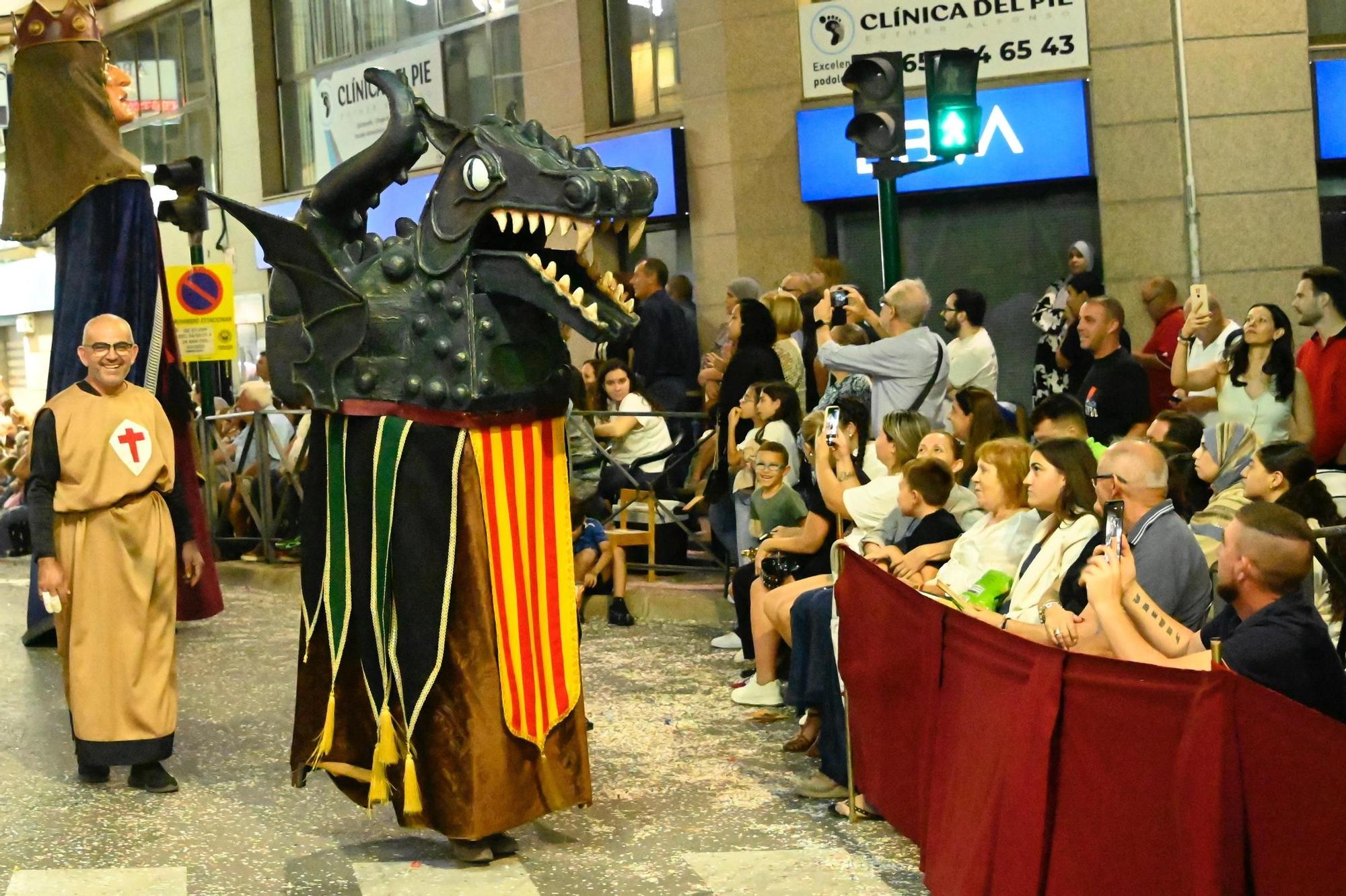 Dragones de San Jorge corona una Entrada Cristiana en Crevillent con un boato de 1.300 participantes