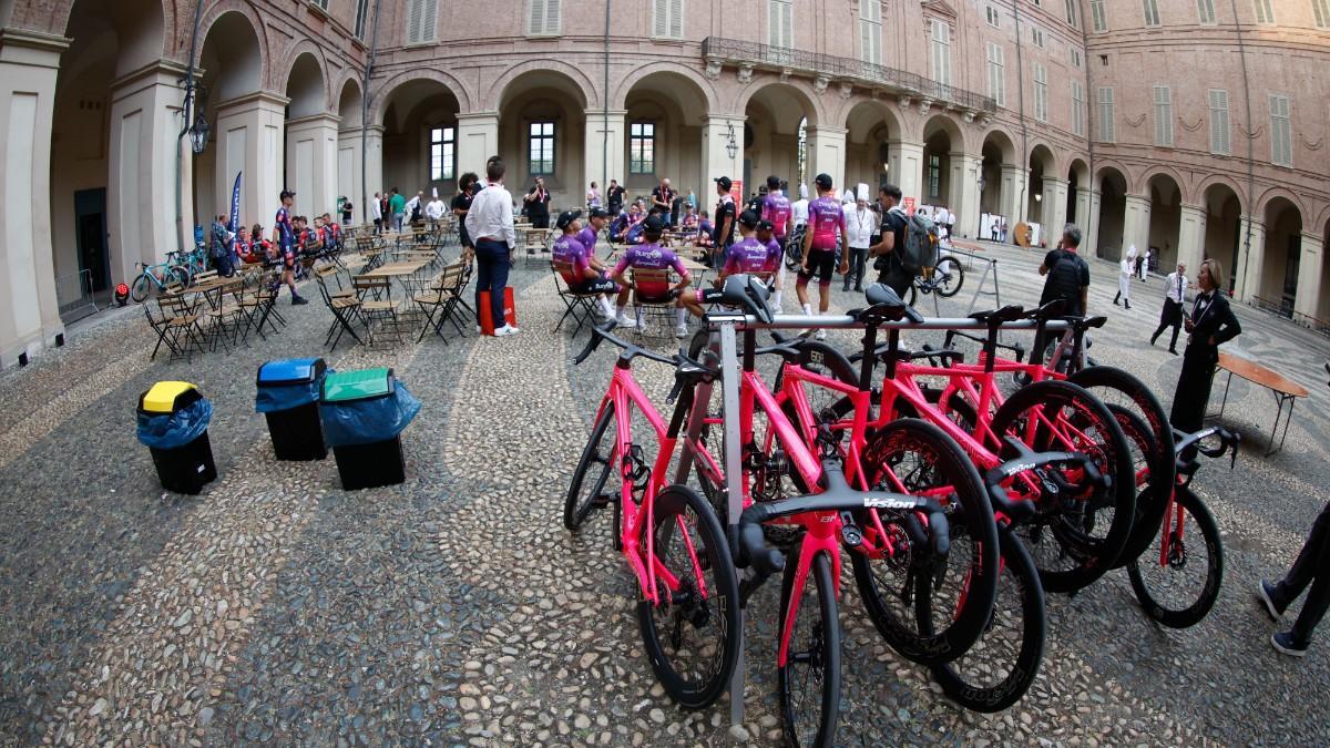 Varios ciclistas participan en la presentación de la Vuelta Ciclista a España 2025