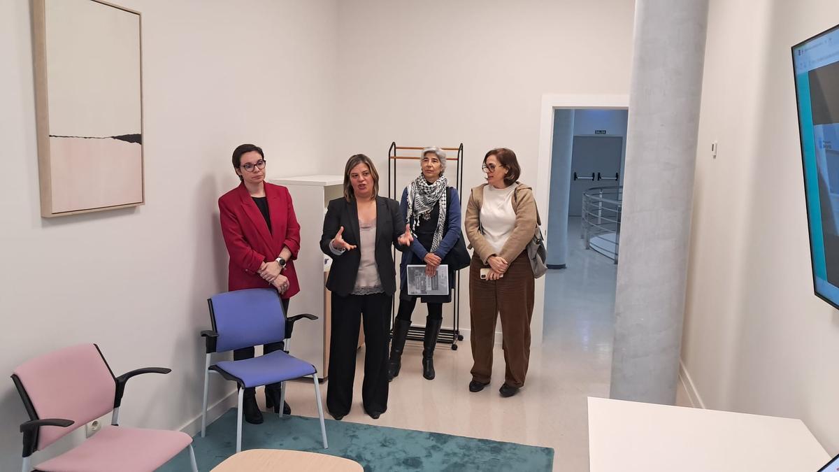 De izquierda a derecha;  Vanesa Fernández, Directora General de Igualdad del Principado;  Gimena Llamedo,  vicepresidenta del Gobierno del Principado; Ana Herrero, responsable de Relaciones Institucionales de Amnistía Internacional; y Diana García, responsable ejecutiva de Amnistía Internacional Asturias