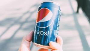 Una lata de Pepsi.