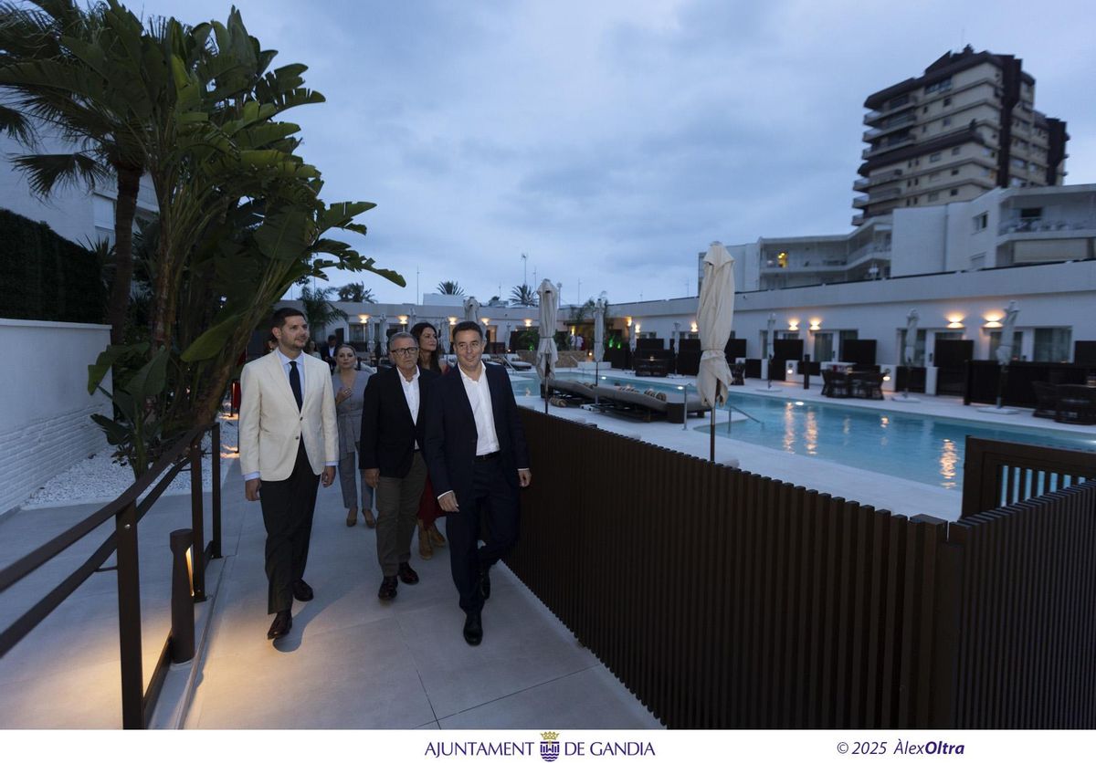 El alcalde Prieto y el resto de ediles junto a representantes del hotel Indigo