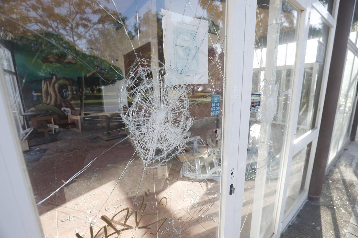 Prácticamente todas las cristaleras están rotas.