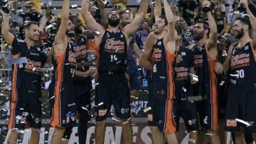 Los jugadores del Valencia Basket celebran la Supercopa de España.